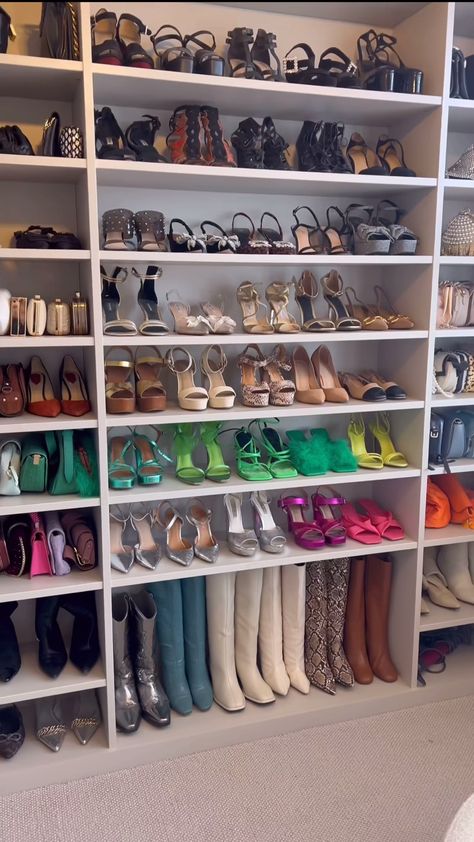 Luxury Shoe Organizer, Shoe Box Room Ideas, Boots Organizer Ideas, Heel Organization, Shoe Closet Ideas, Closet Full Of Shoes, Shoe Organizer Closet, Spare Room Walk In Closet, Shoe Shelf In Closet