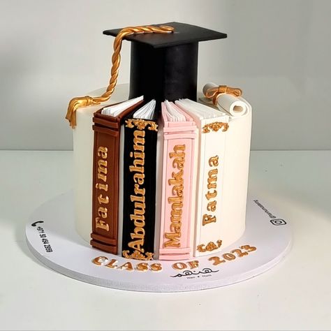 Graduation Cake With Books, Book Graduation Cakes, Accounting Graduation Cakes, Mba Cake, Cake Ideas Graduation, Law School Graduation Cake, 50th Birthday Celebration Ideas, Degree Cake, Graduation Cake Designs