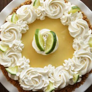 Easy Key Lime Pie (Authentic Recipe) - Mirlandra's Kitchen Creamy Key Lime Pie, Pie With Whipped Cream, Easy Key Lime Pie, Key Lime Recipes, Garnish Ideas, Key Lime Desserts, Key Lime Pie Easy, Pie Decoration, Lime Desserts