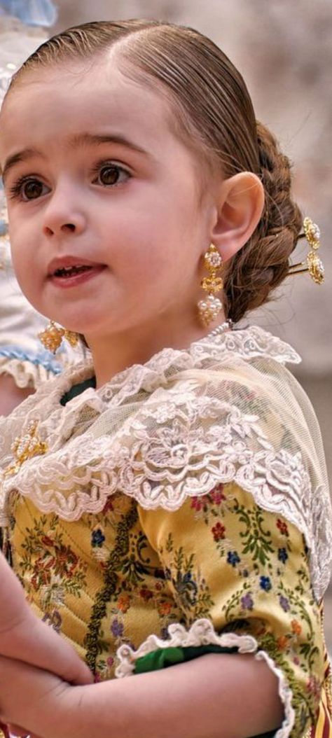 Kids Around The World, We Are The World, People Of The World, 인물 사진, Elba, Little People, People Around The World, Traditional Dresses, Beautiful World