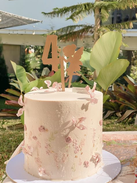 #fairyparty #diybirthdayparty #diytablesetting #fairybirthdayparty #birthdaycake #fairycake Simple Fairy Cake Ideas, Simple Fairy Birthday Cake, My Fairy First Birthday Cake, Simple Fairy Cake, Fairytale Birthday Cake, Fairy First Birthday Cake, Fifth Birthday Cake, Fairytale Cake, Fairy 1st Birthday