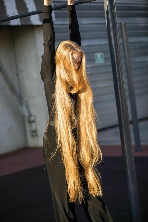 𝒔𝒂𝒌𝒖𝒓𝒂 & 𝒊𝒏𝒐 Super Long Hair, Beautiful Blonde Hair, Long Hair Models, Extremely Long Hair, Rapunzel Hair, Really Long Hair, Long Blonde, Very Long Hair, Long Blonde Hair