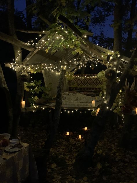 Night Time Picnic Ideas, Midnight Picnic Aesthetic, Night Time Picnic Romantic, Nighttime Picnic Date, Fantasy Date Ideas, Star Gazing Picnic, Picnic At Night Aesthetic, Late Night Picnic Date, Forest Date Aesthetic