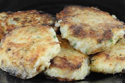 Cod Fish Cakes (Bermuda). Photo by GiddyUpGo Bermuda Recipes, Cod Fish Cakes, Sea Foods, Recipes Savory, Fish Cakes, Sunday Recipes, Cod Fish, Global Cuisine, Potato Cakes