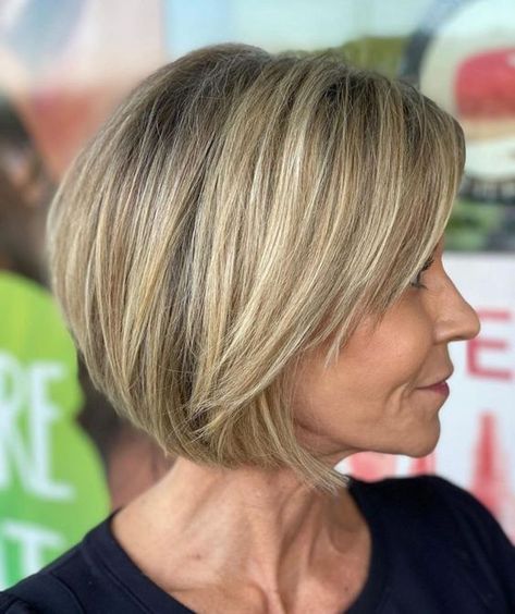 Een nieuw kapsel kan zo’n groot verschil maken…de 12 meest trendy halflange kapsels! - Kapsels voor haar - Page 6 Chin Length Hair For Long Face, Polished Bob Haircut, Lightly Layered Bob, Fine Flat Hair Haircuts 2023, Wispy Curtain Bangs Short Hair With Layers, Bob Length Hairstyles, Chin Length Haircuts For Fine Hair, Chin Length Bobs, Chin Length Bob With Bangs