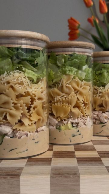 Marianna Moore on Instagram: "Chicken Caesar protein pasta salad jars!! Probably one of my favorite salad jar recipes to date… Ingredients: makes 4 jars 4 servings protein pasta my favorite is @barilla 1 rotisserie chicken, skin removed, chopped into small pieces 1 European cucumber, diced 4 cups chopped romaine 2/3 cup shredded Parmesan cheese For the dressing: 1/2 cup plain nonfat Greek yogurt 1/4 cup Parmesan cheese 1 tbsp lemon juice 1 tbsp Worcestershire sauce 1 tbsp minced garlic 2 tsp olive oil 1 tsp Dijon mustard 2 tbsp water Salt and pepper to taste Instructions: 1. Cook pasta according to package instructions then set aside to cool. 2. Chop the veggies, set aside, then chop your shred the chicken. 3. Prepare the dressing: I mixed everything together in the video then realiz Mason Jar Pasta Recipes, Pasta Salad Jar, Meal Jars, Protein Lunch Prep, Pasta In A Jar, High Protein Lunch Prep, Pasta Salad In A Jar, Cesar Pasta Salad, Pasta Jars