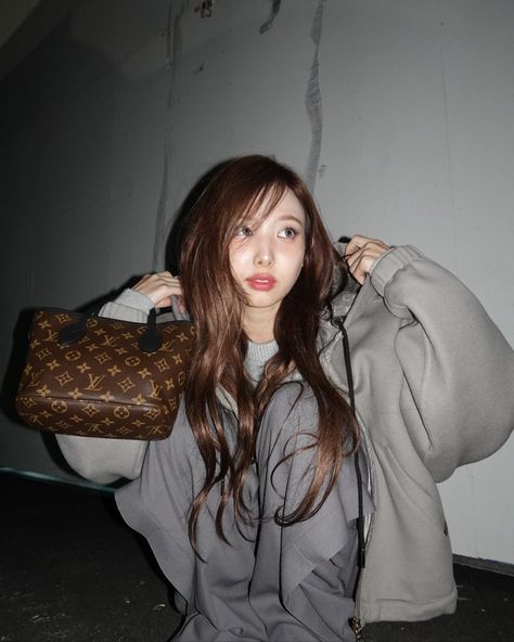 @nayeonyny 🤎 #광고 #LouisVuitton #NeverfullInsideOut @.LouisVuitton   #TWICE #NAYEON Twice Nayeon Pp, Nayeon Louis Vuitton, Nayeon Foto, Nayeon Instagram Update, Inside Out Aesthetic, Girl Kpop Idols, Twice Instagram Update, Nayeon Pp, Nayeon Ig