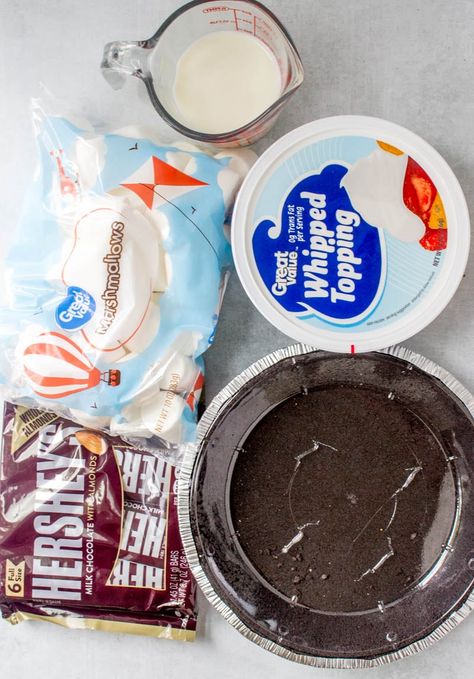 Easy Choc Pie - Hershey chocolate bars, marshmallows, cool whip, milk, Oreo pie crust Hershey Chocolate Pie, Mini Chocolate Pie, Banana Chocolate Recipes, Spanish Hot Chocolate, Baking Chocolate Recipes, Cool Whip Pies, Oreo Pie Crust, Chocolate Pie Crust, Chocolate Pudding Desserts