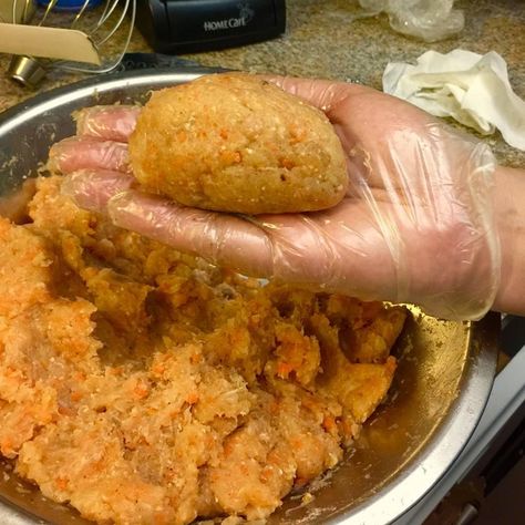 Gefilte Fish Recipe Homemade, Yiddish Recipes, Hanukah Menu, Shabbat Dinner Recipes, Kosher Meals, Gefilte Fish Recipe, Jewish Dishes, Gefilte Fish, Carrot Dishes