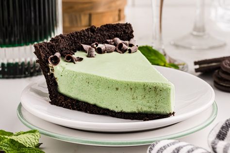 Grasshopper Pie - Cool, creamy, minty delight! Grasshopper Cheesecake Recipe, Grasshopper Cheesecake, Mint Chocolate Cheesecake, Mint Cheesecake, Green Cake, Torte Cupcake, Mint Cookies, Köstliche Desserts, Chocolate Cheesecake