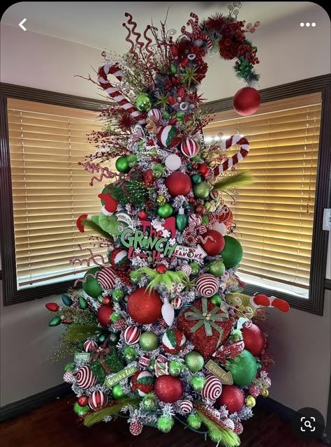 Grinch Christmas Trees, Grinch Decor, Grinch Tree, Grinch Trees, Grinch Decorations, Tree Decorations Diy, Christmas Tree Inspo, Grinch Christmas Party, Whoville Christmas