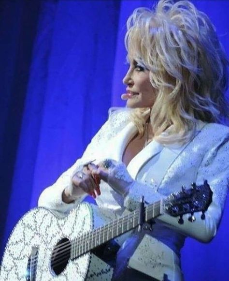 Dolly Parton Dolly Parton Rockstar, Dolly Parton Old Photos, Dolly Parton Black And White Photo, Dolly Parton Porter Wagoner, Dolly Parton Quotes, Dolly Parton Pictures, Dolly Parton Playing Guitar, Hello Dolly, Country Artists