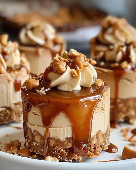 Peanut Butter Caramel Cheesecake, Peanut Butter Caramel Mini Cheesecakes, Cheesecake Decorating Ideas, Cute Cheesecake, Cheesecake Ideas, Cheesecake Caramel, Peanut Butter Caramel, Mini Cheesecake Recipes, Bakery Foods