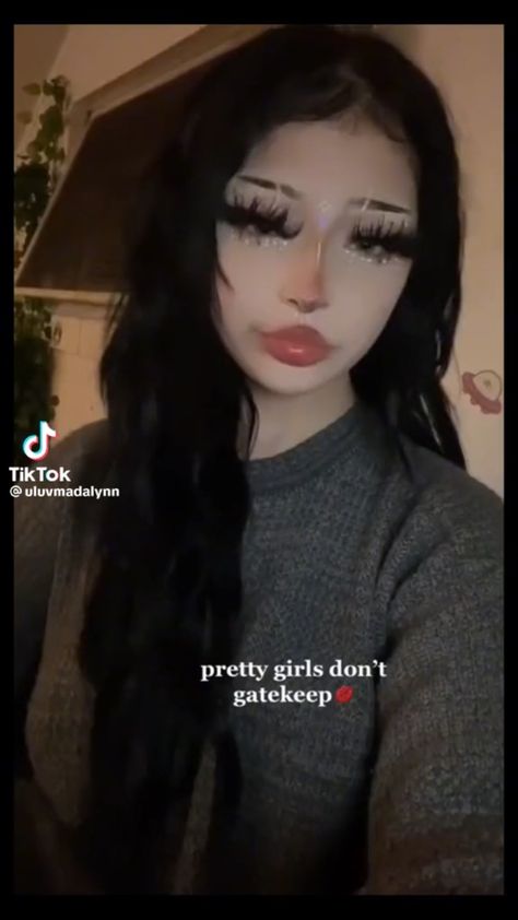 Pretty Emo Makeup Looks, Where To Get Makeup, Alternative Makeup For School, They Only Want You When Your 17, Cute Grunge Makeup, Makeup Looks Alt, Alternative Makeup Tutorial, Emo Baddie Makeup, Dark Makeup Tutorial