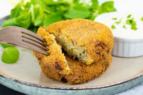 Easy vegan fish cakes :: Exceedingly vegan Vegan Fish Cakes, Peanut Butter Pasta, Fish Cake Recipe, Fish Patties, Vegan Patties, Fish Cakes Recipe, Vegan Egg Substitute, Vegan Sandwiches, Vegan Meat