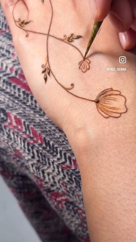 Simple Henna Designs Hand, Hand Henna Designs, Sleep Hacks, Inai Pengantin, Henna Tutorial, Simple Mehendi Designs, Henna Designs For Men, Henna Designs Wrist, Tato Henna