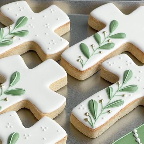 Royal Icing Cross Cookies, Confirmation Sugar Cookies, Cross Cookies Decorated, 1st Communion Cookies, Boy Baptism Cookies, Cookies Bautismo, Confirmation Cupcakes, Confirmation Cookies, Flooded Cookies