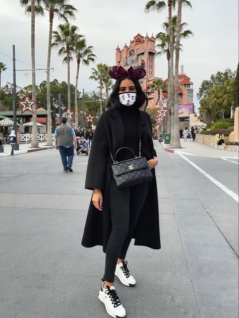 Disney style in Winter Winter Outfits For Theme Parks, Disney Outfits Winter Casual, Luxury Disney Outfit, Winter Outfit Disneyland, Disneyland Couple Outfits Winter, Universal Outfit Ideas Winter, Winter At Disney World Outfit, Disney Ootd Winter, Disneyland Ootd Winter