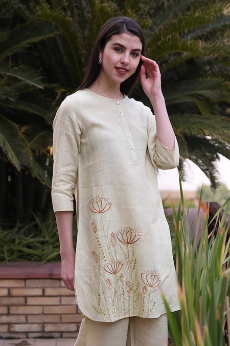 Short Kurta Designs Women, Embrodiary Design, Bamboo Grove, Tunics Online, Kurta For Women, Embroidered Kurti, Designer Kurti Patterns, Tunic Designs, Kurti Embroidery Design