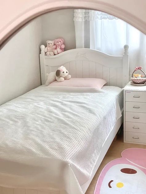 Twin Bed Coquette, Twin Beds For Small Rooms, Cute Twin Bed Ideas, Twin Size Bed Ideas Aesthetic, Room Inspo Twin Bed, Made Bed Aesthetic, Aesthetic Twin Bed, Twin Bed Aesthetic, Twin Bed Ideas For Small Room