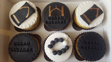 #umrah #tasbeehs #prayermats #personalised #fondanttoppers #cupcakestagram #umrahmubarak #3lilcupcakes Umrah Mubarak Cupcakes, Umrah Mubarak Decorations, Umrah Mubarak Cake, Umrah Cake, Islamic Crafts, Umrah Mubarak, Crazy Cakes, Fondant Toppers, Cakes Recipes