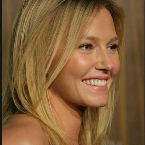 Kelli Giddish beautiful smile Peter Scanavino, Kelli Giddish, Amanda Rollins, Iridescent Summer, Ice T, Star Party, Summer Inspiration, Girl Crushes, The Fox