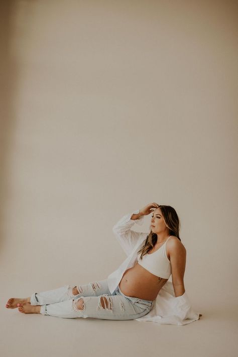 Maternity Shoot Poses, Indoor Maternity Photos, Maternity Shoot Outfit, Studio Maternity Shoot, Maternity Picture Outfits, Maternity Studio Photoshoot, Family Maternity Pictures, Studio Maternity Photos, Maternity Photo Outfits