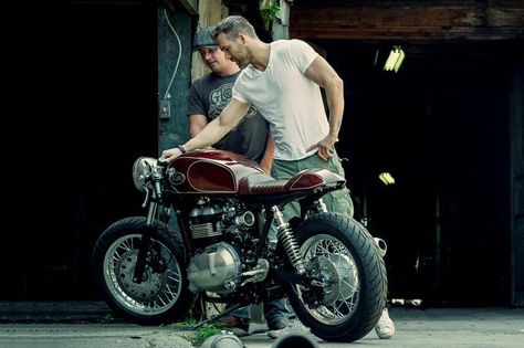 Moto Triumph, Bad Mother, Yamaha Cafe Racer, Triumph Cafe Racer, Triumph Thruxton, Cafe Racer Style, Cafe Bike, Cafe Racing, Cb 750