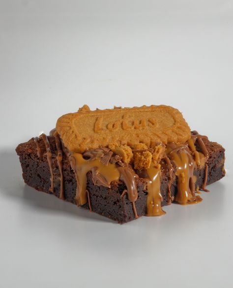 Cookie butter fans, brace yourselves! 🍪✨⁠ ⁠ Our Biscoff Brownie is the ultimate treat you didn’t know you needed. Imagine a thick, fudgy brownie filled with that smooth, cinnamon-spiced Biscoff spread, then topped with even more spread and those irresistible crunchy crumbs. It’s a whole vibe. 😍⁠ ⁠ This one’s for the flavour seekers—the perfect blend of rich chocolate and that signature cookie butter flavour. 🔥 If you’ve ever had a Biscoff biscuit with your coffee, now imagine it in brownie fo... Brownie Decoration, Decorated Brownies, Biscoff Biscuits, Biscoff Spread, Fudgy Brownie, Cookie Butter, Cinnamon Spice, Fudgy Brownies, Brace Yourself