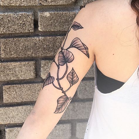 ❈ AMBER MUSE TATTOO ☾ on Instagram: “For the love of Pothos 🌱 glad that someone shares my affinity for devils ivy 🌿 #plantlife Ambermuseart@gmail.com” Muse Tattoo, Ivy Tattoo, Devils Ivy, Thigh Tattoo Designs, Phoenix Tattoo Design, Vine Tattoos, Eagle Tattoos, Chest Piece Tattoos, Plant Tattoo