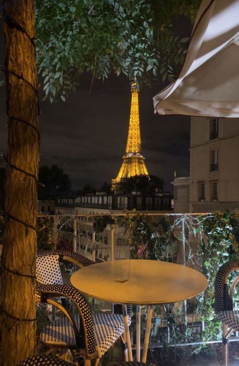 Paris Eiffel Tower At Night, Cafe At Night, Paris Background, France Cafe, Cafe In Paris, Cafe Vibes, Tour Eiffel Paris, Grad Trip, Eiffel Tower At Night