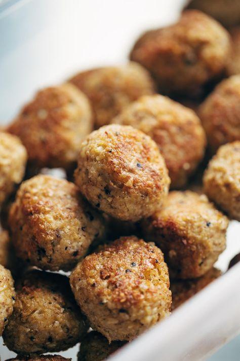 30 Minute Vegetarian Meatballs: made with cauliflower, quinoa, brown rice, garlic, and spices. SUPER versatile - recipe makes a huge batch so you can stockpile them in your freezer for easy meals later! | pinchofyum.com Meatballs Freezer, Quinoa Meals, Cauliflower Quinoa, Meatless Meatballs, Vegetarian Meatballs, Plats Healthy, Vegan Meatballs, Hearty Soup, Vegetarian Cooking