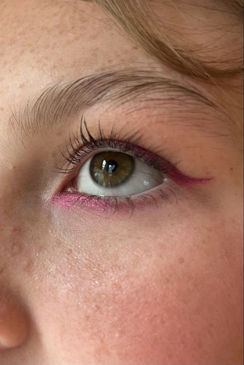 Pink Eyeshadow Subtle, Pink Eyeliner Brown Eyes, Simple Red Eyeliner Looks, Pink And Green Eyeliner, Makeup Inspo Eyeliner, Pink Eyeliner Looks Simple, Simple Red Eye Makeup Looks, Pink Eyeliner Ideas, Fun Everyday Makeup