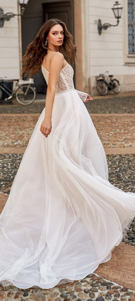 Gowns Dresses Poses, Long Gown Poses Photography, Photoshoot In Gown Dresses, Pose With Gown Dress, Fashion Dresses Photoshoot, Photoshoot In Long Dress, Ball Gown Pose Ideas, Dress Outfits Photoshoot, Wedding Dress Poses The Bride