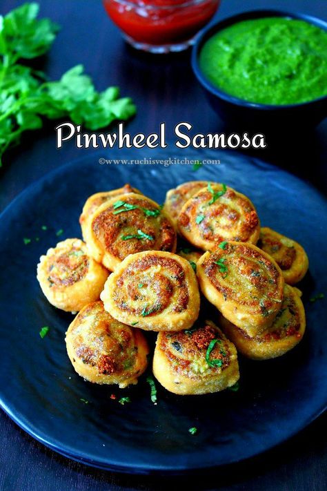 PINWHEEL SAMOSA Pinwheel Samosa, Veg Appetizers, Au Gratin Recipes, Cooking Recipes In Urdu, Veg Snacks, Samosa Recipe, Indian Appetizers, Bite Size Appetizers, Diwali Food