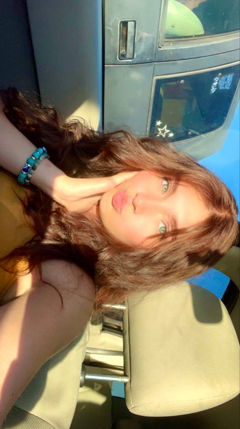 Brown Hair Green Eyes Face Claim, Caramel Hair And Green Eyes, Green Eyes Brown Hair Aesthetic, Brown Haired Girl With Green Eyes, Brown Hair Girl With Green Eyes, Wavy Hair Selfie, Girl With Brown Hair Aesthetic, Girl With Green Eyes And Brown Hair, Girl With Brown Hair And Blue Eyes