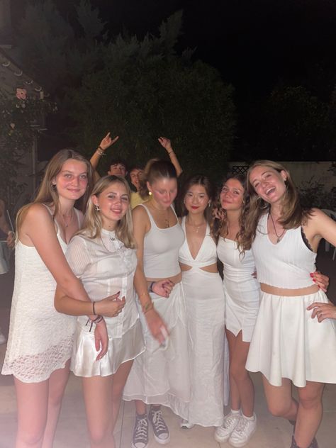 White Party Aesthetic Outfit, White Night Outfit Beach, All White Theme Party Outfit, Birthday Party White Theme, Casual White Party Outfit, All White Party Aesthetic, Birthday Party Dress Code Ideas, Dress Code For Birthday Party, White Theme Outfit