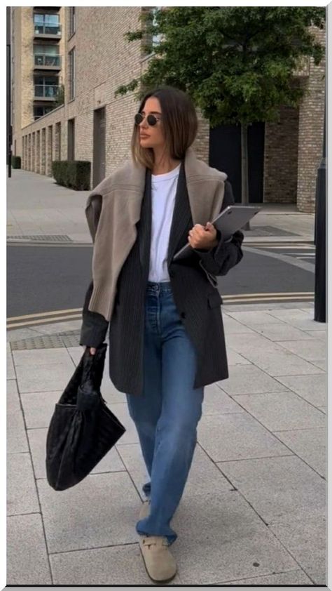 French Chic Work Outfit, Blazer Under Coat Outfit, Scandinavia Street Style, The Slouch Aritzia, Minimalist Fashion Skirts, Chic Oversized Outfit, Winter Beach Town Outfit, Frankie Shop Boyfriend Blazer Outfit, Trouser Fall Outfits