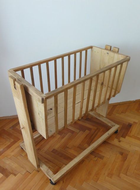 recycled pallet    Here is another masterpiece from punktrap ! Baby Cradle Plans, Wooden Baby Crib, Baby Crib Diy, Wood Cradle, Baby Nursery Diy, Diy Crib, Wooden Pallet Furniture, Diy Baby Furniture, Recycled Pallet