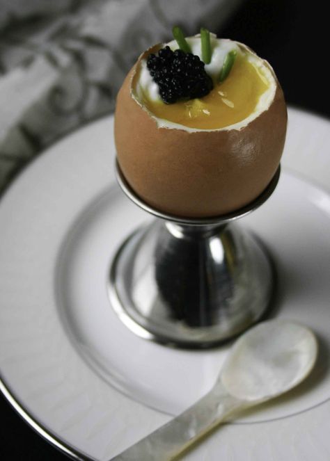 Caviar Food Photography, Caviar And Eggs, Eggs And Caviar, Caviar Dishes, Caviar Recipes, Brunch Bread, Recipes Appetizers And Snacks, Brunch Party, Cooking Art