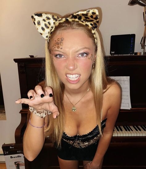 Leaped Halloween Costume, Cute Cheetah Costume, Cheetah Costume Women Halloween, Simple Leopard Makeup, Leapord Halloween Makeup Easy, Leopard Costume Women Makeup, Cheta Halloween Costume, Cheetah And Zookeeper Costume, Cute Cheetah Halloween Costumes