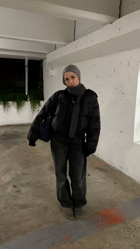 #hijab #hijabi #modest #outfit #ootd #modestfashion Hijab With Beanie, Hijabi Street Wear, Hijab Fashion Inspiration Winter, Hijabi Winter Outfits, Winter Hijab Outfits, Hijabi Fits, Muslimah Outfit, Hijab Collection, Modest Outfit