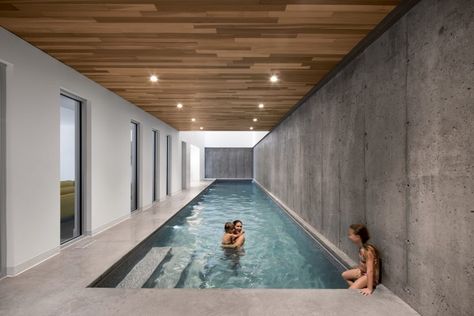 Ideas De Piscina, Indoor Pool House, Indoor Swimming Pool Design, Pool Indoor, Deck Piscina, Indoor Pool Design, Outside Pool, Swimming Pool Photos, Piscina Interior