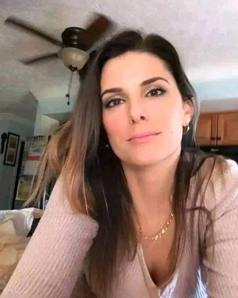 Sandra Bullock Oscar, Lisa Kelly Trucker, Sandra Bullock Hair, Ford F150 Fx4, Lisa Kelly, Deni Denials, Video Call With Boyfriend Screen Photo, Today Pictures, New Photo Download