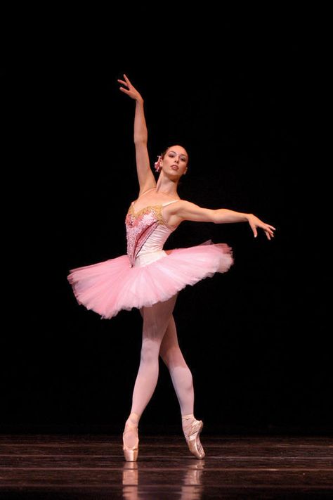 Ballet pointe dancer Tari Balet, Joffrey Ballet, Ballet Dance Photography, Ballet Images, Ballet Pictures, Ballet Beauty, Ballet Poses, Ballet Inspiration, Ballet Art