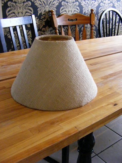 good tutorial on covering a lampshade with burlap Lampshades Diy, Recover Lamp Shades, Burlap Lampshade, Wooden Lampshade, Lampshade Makeover, Burlap Projects, Burlap Crafts, Diy Lamp Shade, Smart Ideas