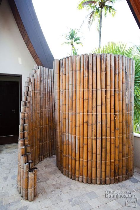 Showers Outdoor, Outside Showers, Solar Shower, Bilik Mandi, Outdoor Showers, Landscaping Inspiration, Outdoor Bath, Bamboo House, Bamboo Fence