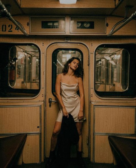 Train Car Photoshoot, Train Portrait Photography, Metro Photoshoot, Subway Photos, Train Photoshoot, Metro Photography, Urban Photography Portrait, Fall Couple Pictures, Portret Feminin