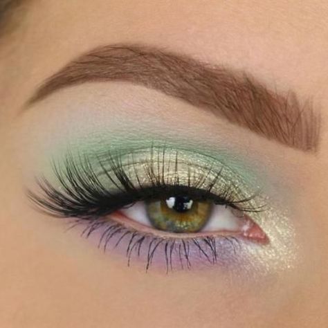 Maquillage : comment maquiller ses yeux marrons ? #MakeUp #beauty Mat Makeup, Alat Makeup, Makeup Tip, Make Up Inspiration, Smink Inspiration, Green Makeup, Makijaż Smokey Eye, Colorful Eye Makeup, Spring Makeup