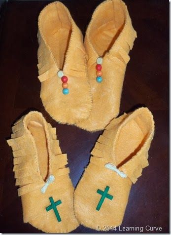 Here's a fun, hands on tutorial showing you how to make moccasins. How To Make Moccasins Pattern, Diy Moccasins Pattern, Moccasins Pattern, Making Moccasins, How To Make Moccasins, Moccasin Patterns, Native American Art Projects, Native American Halloween Costume, Diy Moccasins